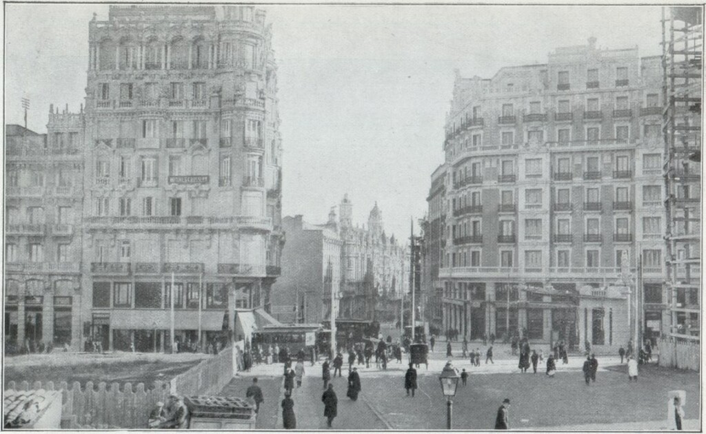 Miniatura de Red de San Luis vista desde el segundo tramo de la Gran Vía. A la derecha estación del metro