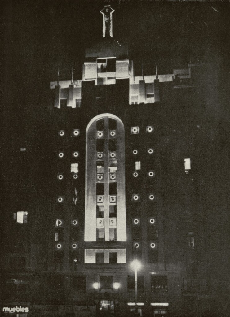 Miniatura de Vista nocturna del edificio de Gran Vía 60 (Banco Hispano de Edificación)