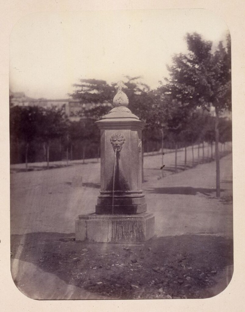 Miniatura de Fuente vecinal en los jardines de la Cuesta de la Vega, carretera