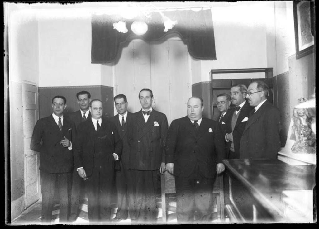 Miniatura de Pedro Rico rodeado de un grupo de funcionarios