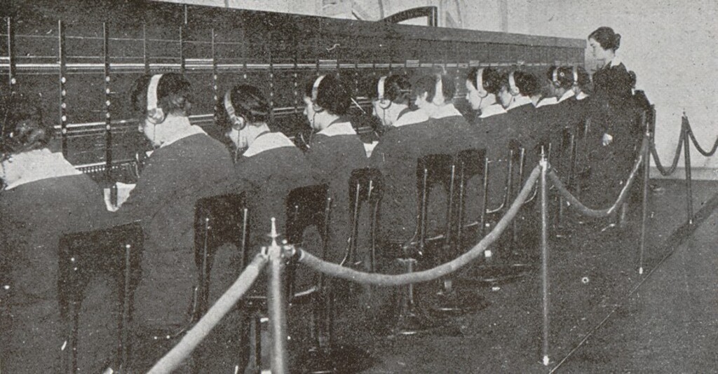 Miniatura de Señoritas telefonistas en el cuadro de la central de la calle de Hortaleza de la Compañía Telefónica Nacional de España