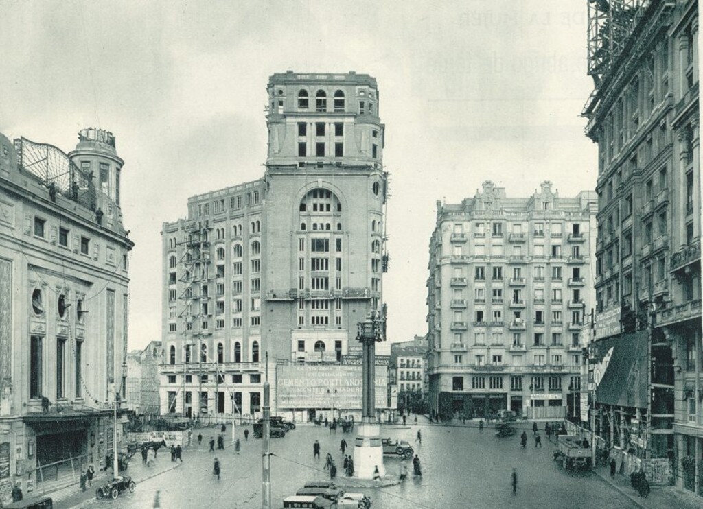 Miniatura de La plaza del Callao y el edificio del Palacio de la Prensa en construcción