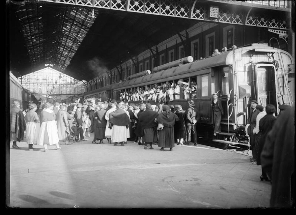 Miniatura de Despedida en la estación del Norte a escolares rumbo a colonias de verano