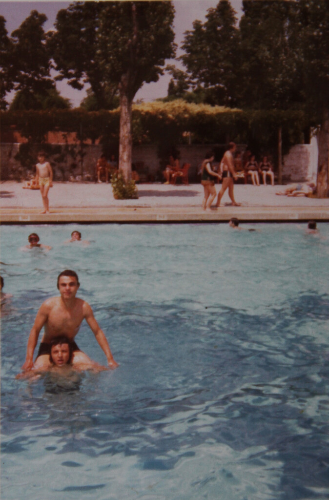Miniatura de Jugando en las piscinas de San Miguel o de las Hermandades del Trabajo