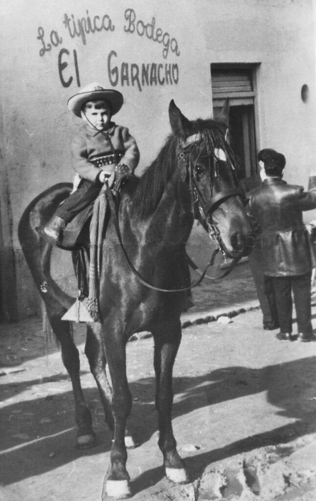 Miniatura de El niño Florencio Elipe Obispo a caballo delante del Mesón El Garnacho