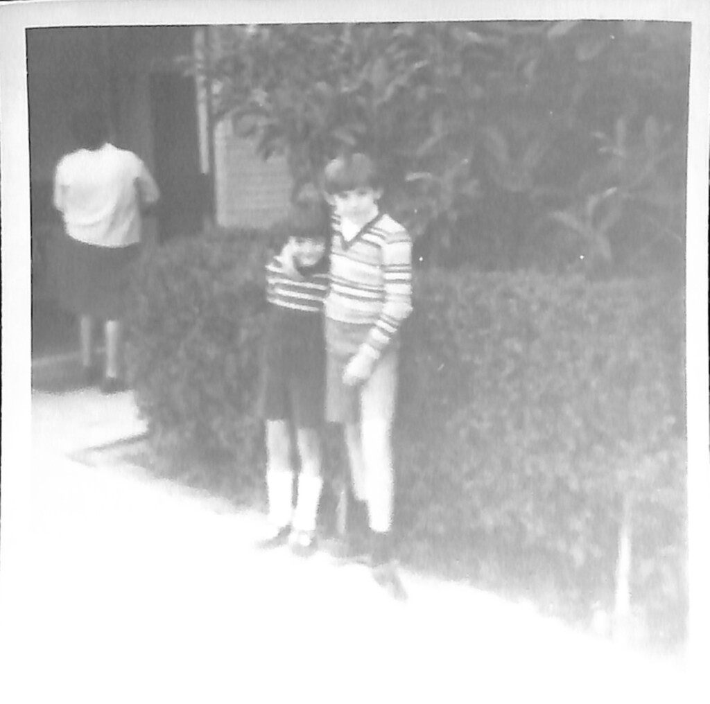Miniatura de Dos hermanos en la calle con pantalones cortos