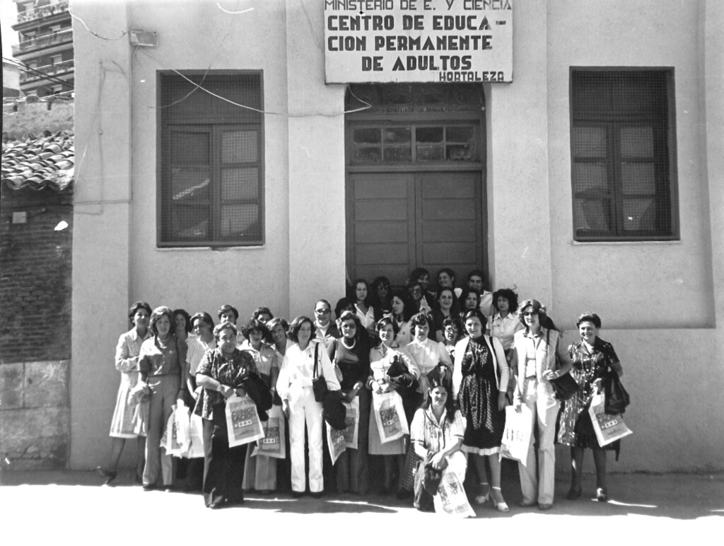 Miniatura de Alumnos delante de la antigua sede del CEPA Hortaleza