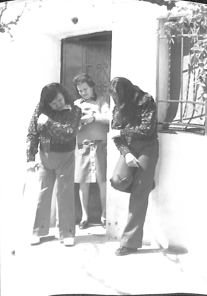Miniatura de Bailando junto a la puerta de casa
