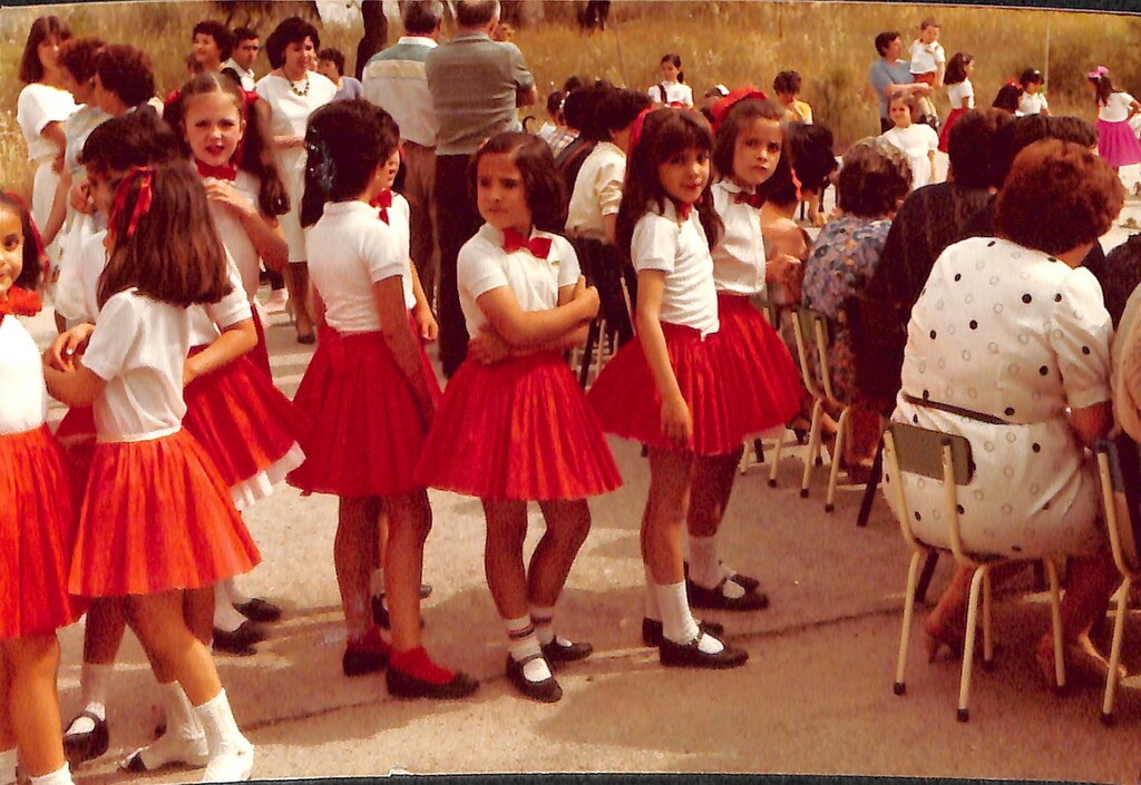 Miniatura de Niñas en función escolar en el patio del colegio Santa María Micaela