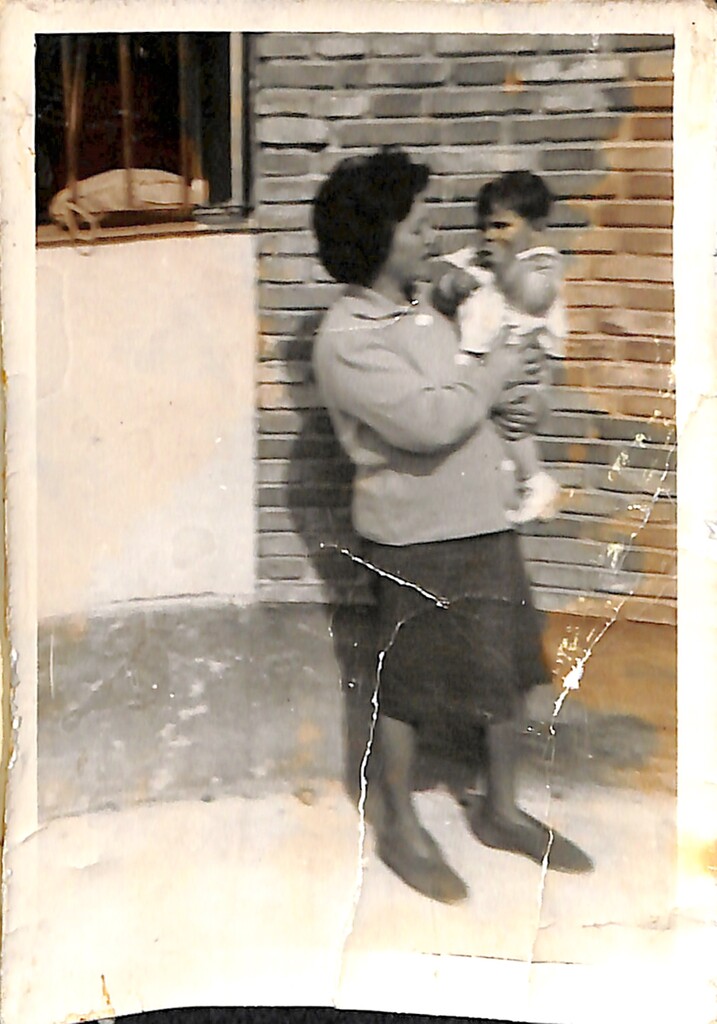 Miniatura de Madre con niño en brazos en Manoteras