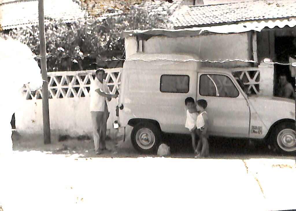 Miniatura de Junto al coche en la calle de Capitán Cortés