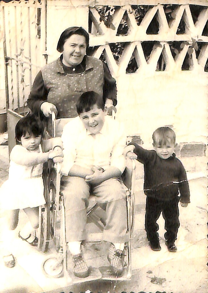 Miniatura de La familia en la puerta de casa