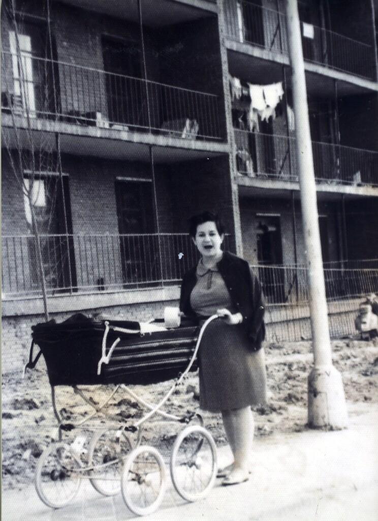 Miniatura de Madre con el carrito de su bebé en la Colonia Puerto Chico