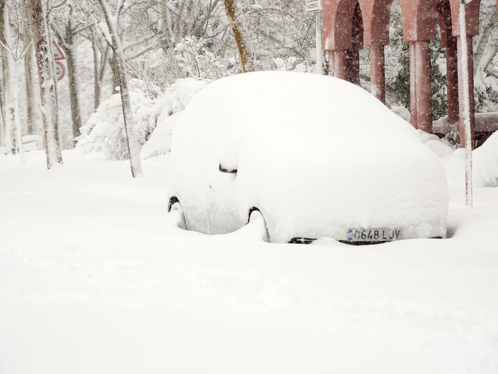 Miniatura de Coche bajo la nieve