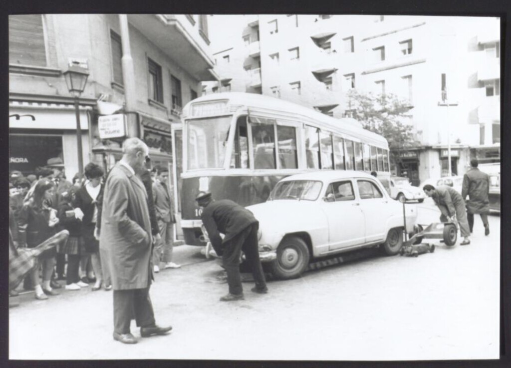 Miniatura de Choque entre un tranvía y un automóvil