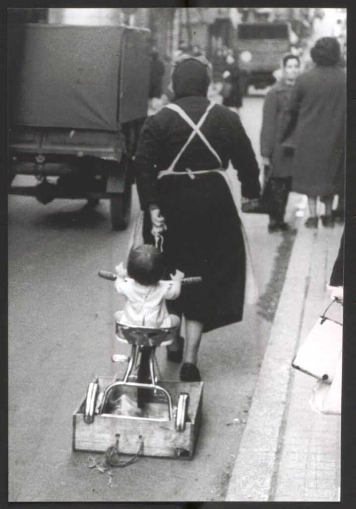 Miniatura de Señora acarreando un triciclo con un muñeco