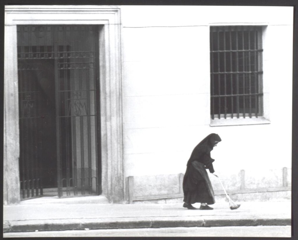 Miniatura de Monja barriendo la acera