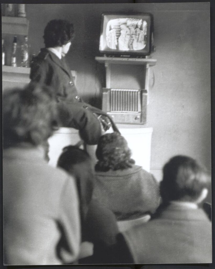 Miniatura de Viendo la televisión en un bar