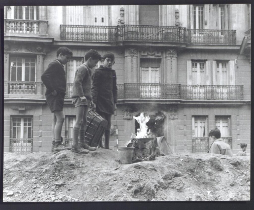 Miniatura de Niños jugando en una hoguera en la calle
