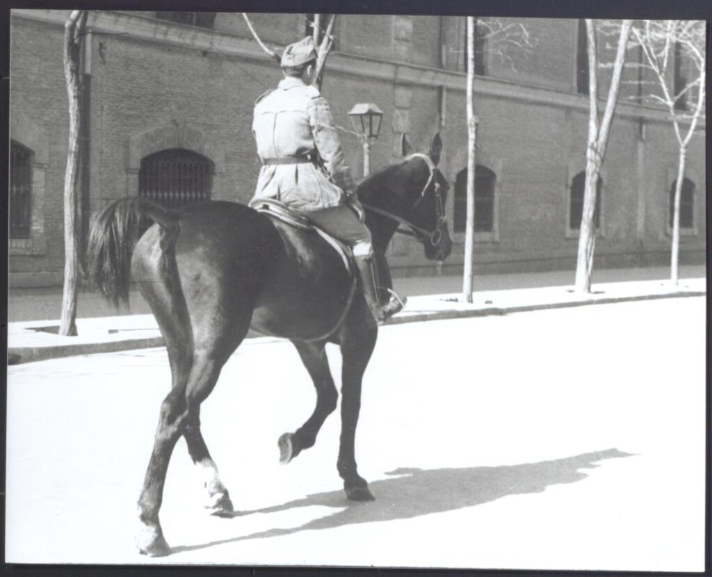 Miniatura de Militar a caballo por la calle Santa Cruz de Marcenado