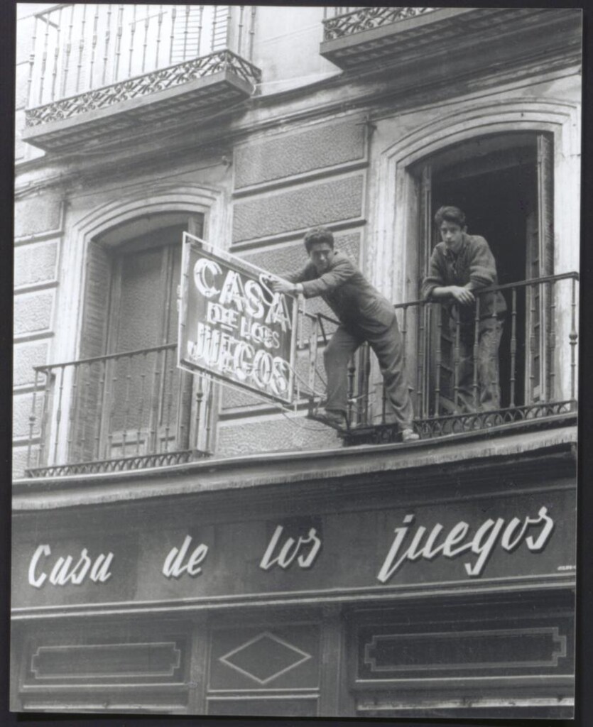 Miniatura de Técnicos instalando un cartel luminoso
