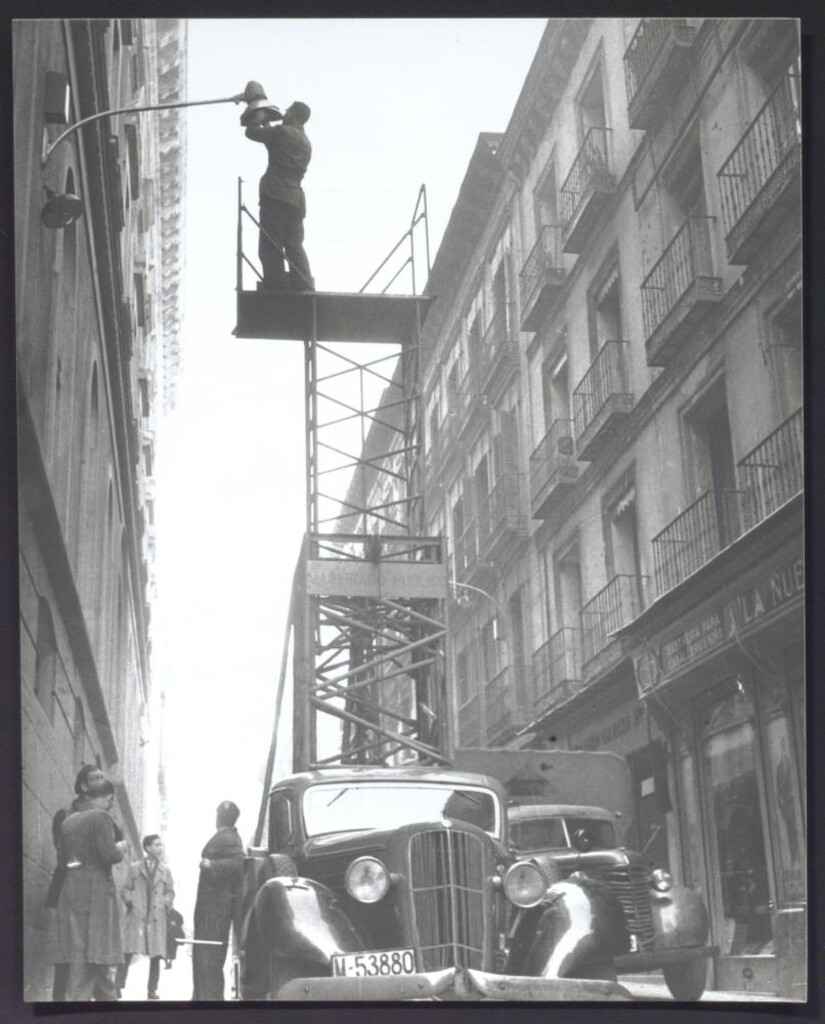 Miniatura de Limpiando una farola en la calle Conde Duque