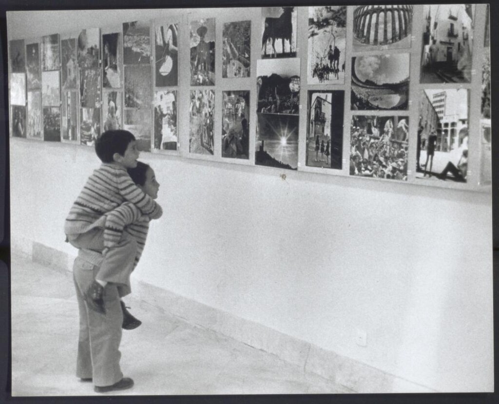 Miniatura de Niños en una exposición de fotográfica en el Museo Municipal