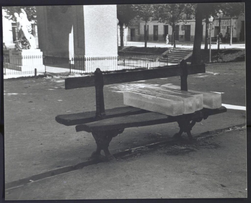 Miniatura de Barras de hielo en un banco en la Plaza del Dos de Mayo