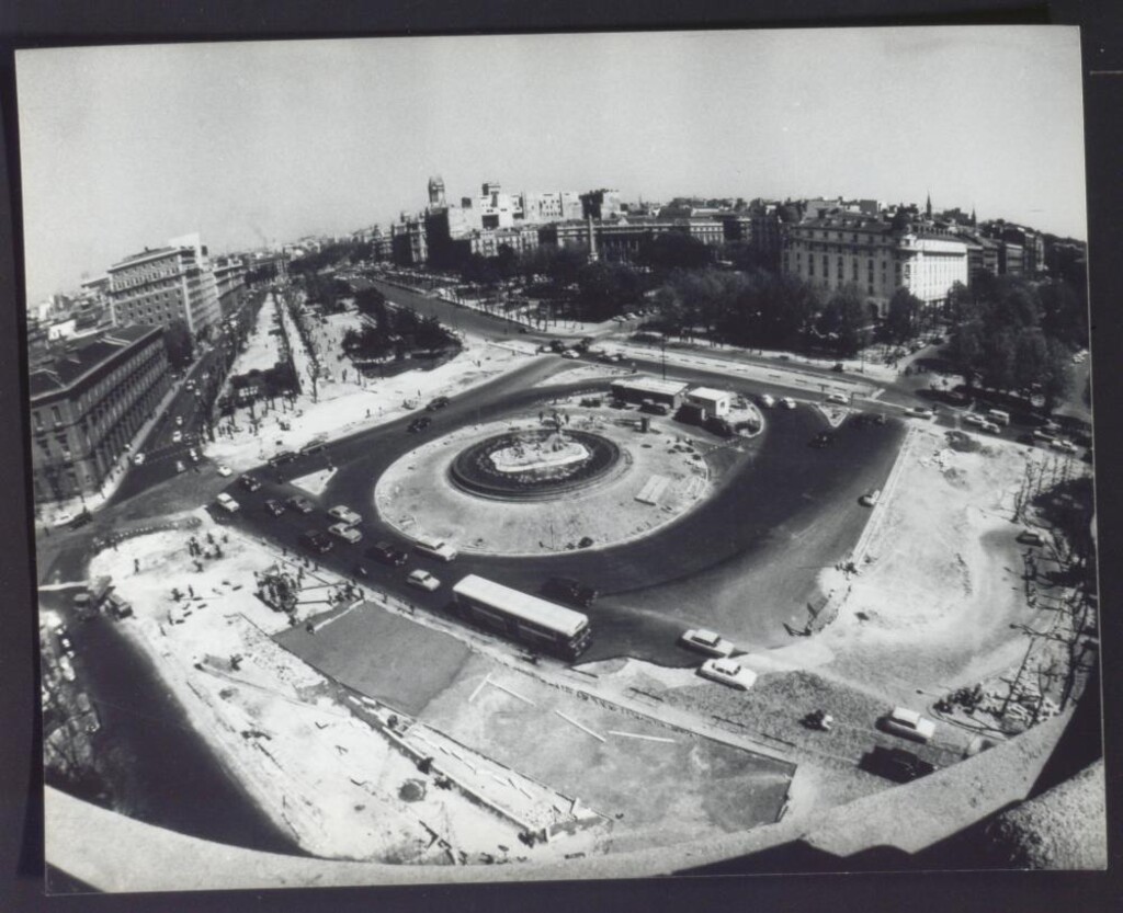 Miniatura de Panorámica de la Plaza de Neptuno en obras