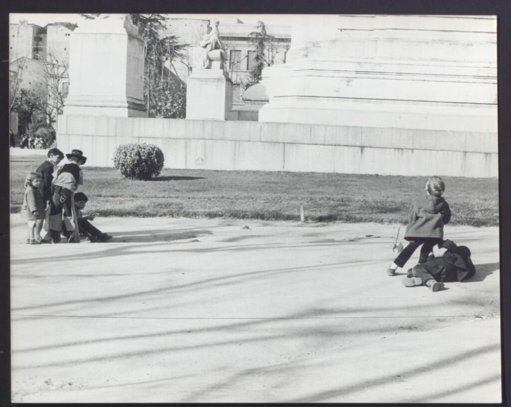 Miniatura de Jugando a indios y cowboys en la Plaza de España