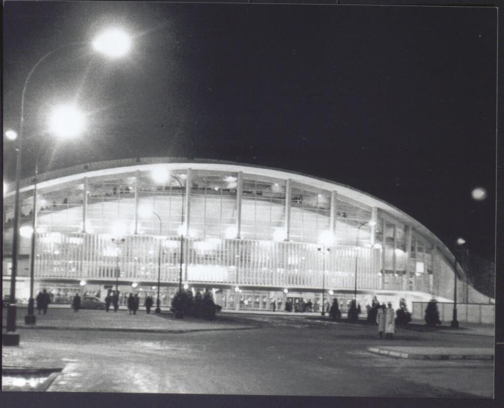 Miniatura de Exterior del Palacio de los Deportes de noche