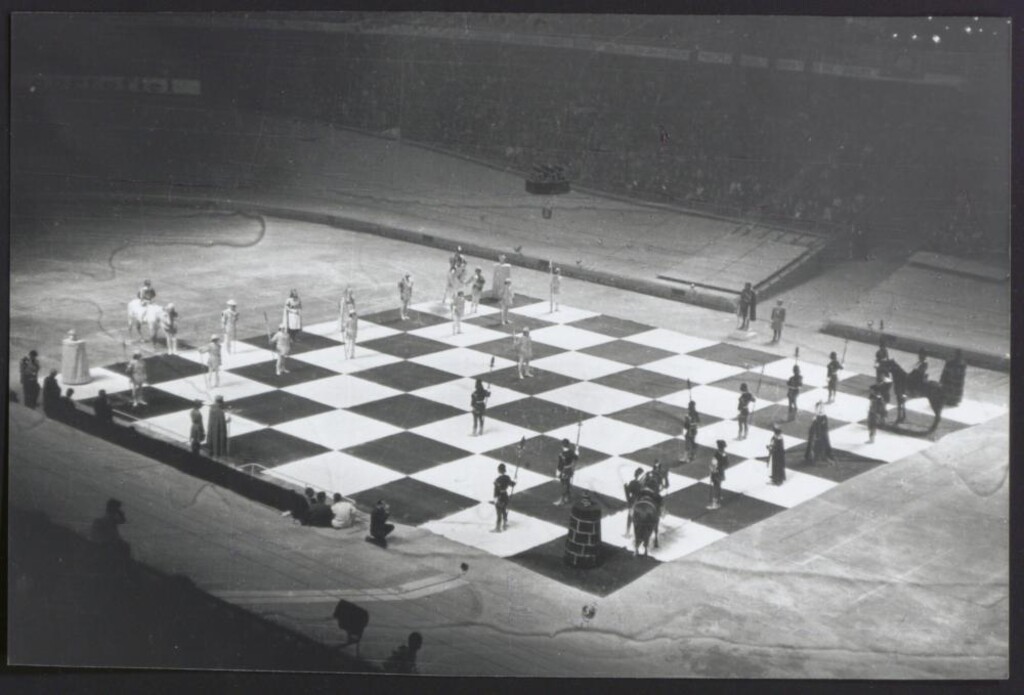 Miniatura de Partida de ajedrez viviente en el Palacio de los Deportes