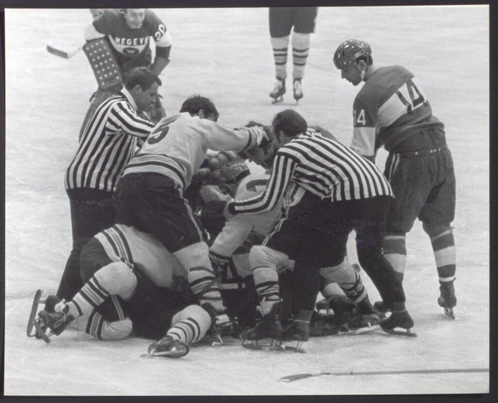Miniatura de Exhibición de Hockey sobre hielo en la Ciudad Deportiva