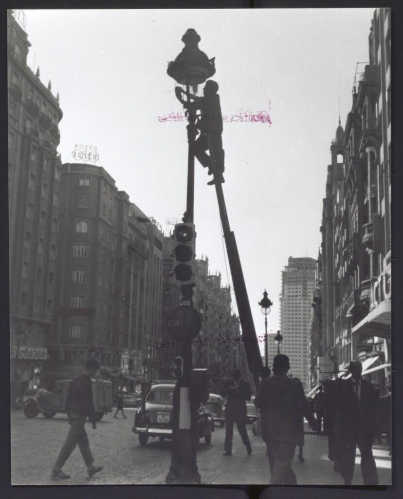 Miniatura de Limpieza de farolas en la Gran Vía