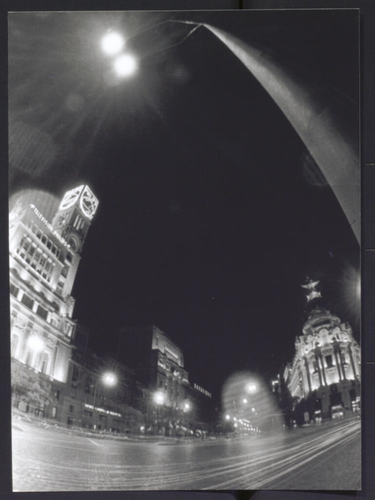 Miniatura de Vista nocturna de la calle Alcalá