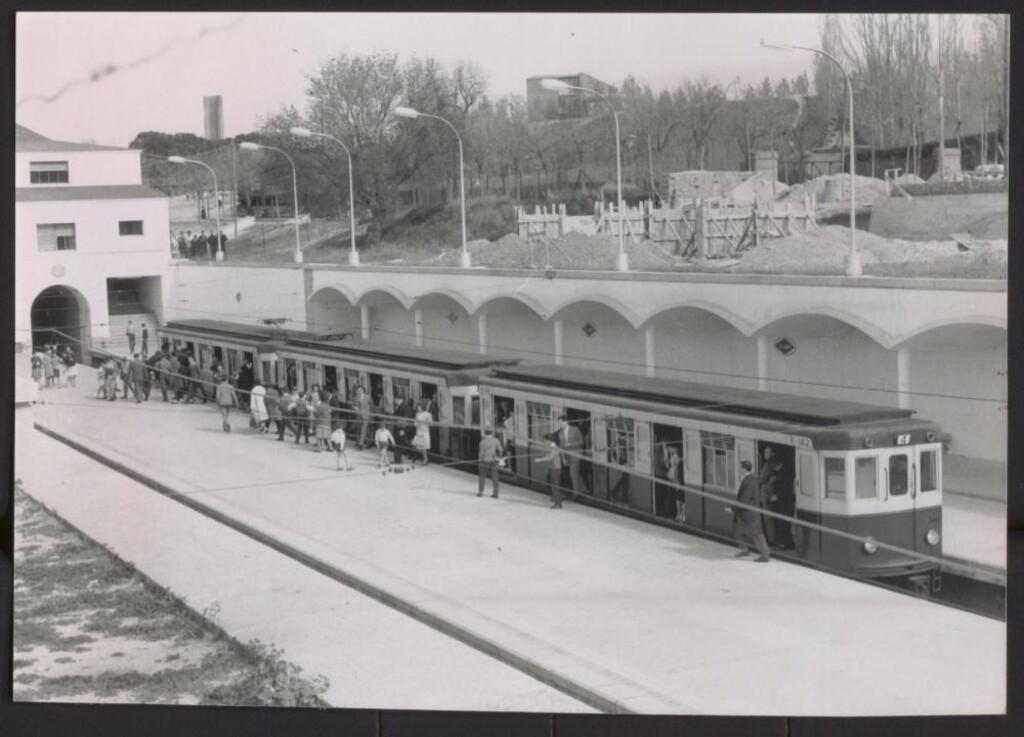 Miniatura de Estación de metro de El Lago