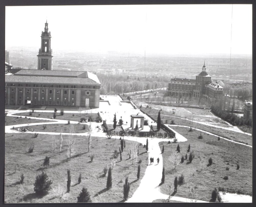 Miniatura de Vista trasera del Museo de América