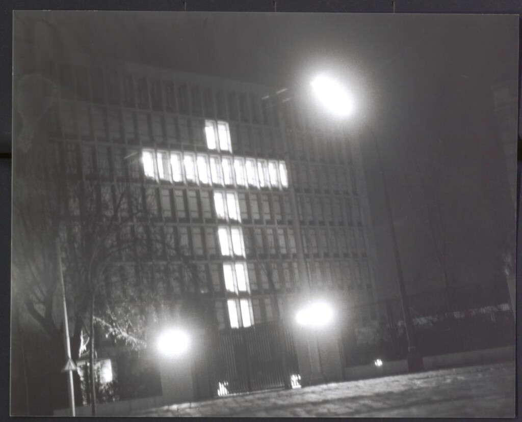 Miniatura de Embajada de USA con una cruz iluminada
