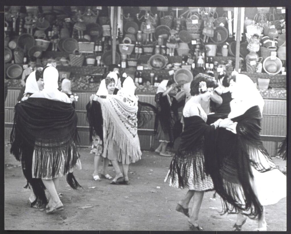 Miniatura de Mujeres bailando en la verbena de San Antonio