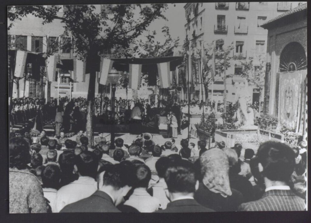 Miniatura de Celebración religiosa en la plaza del Dos de Mayo