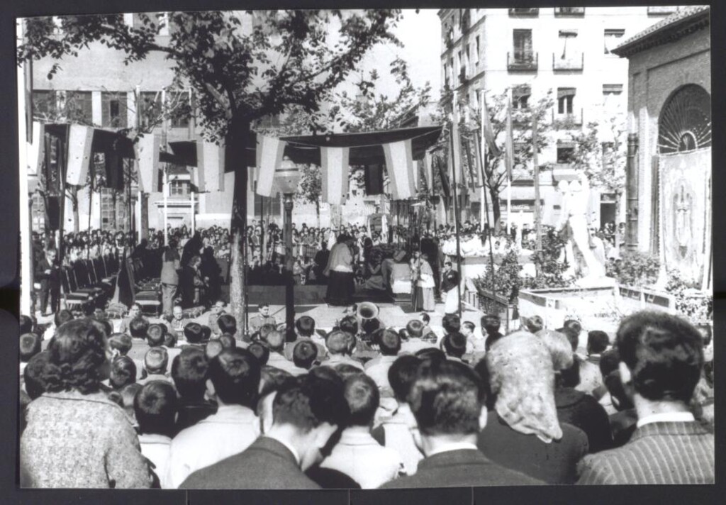 Miniatura de Celebración religiosa en la plaza del Dos de Mayo