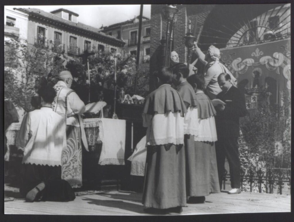 Miniatura de Celebración religiosa en la plaza del Dos de Mayo