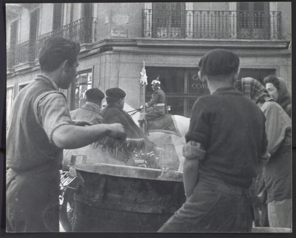 Miniatura de Churreros y desfile de San Antón en la glorieta de Bilbao