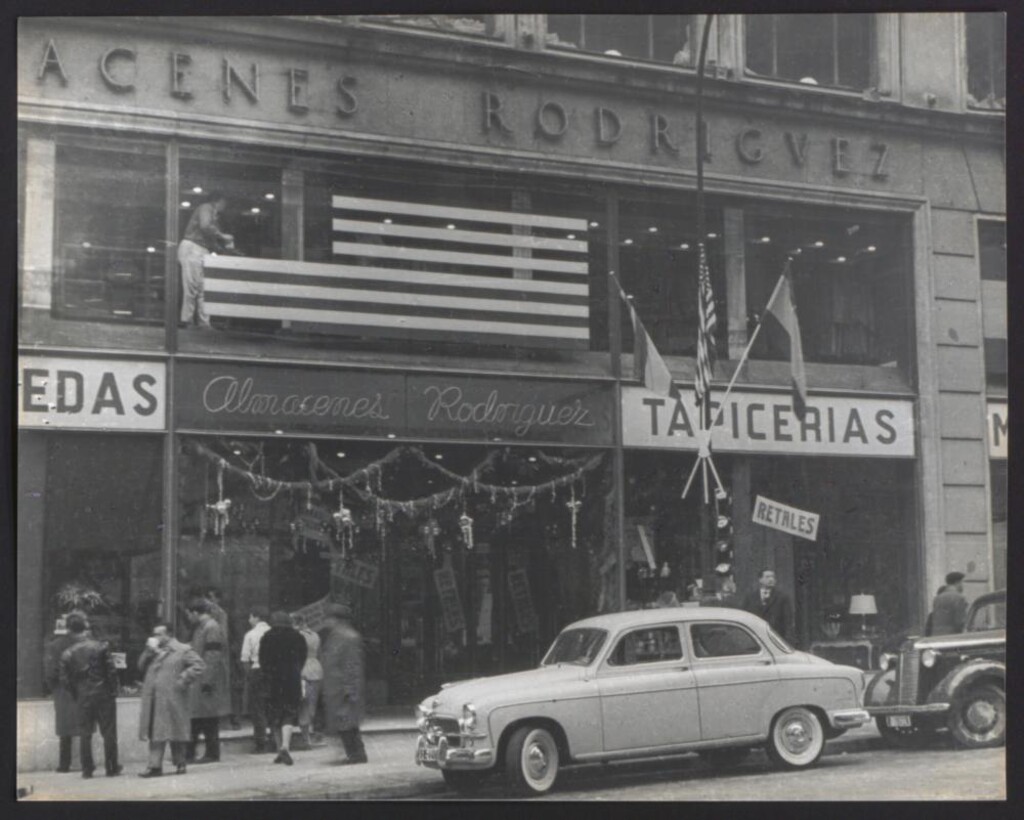 Miniatura de Almacenes Rodríguez con bandera de Estados Unidos