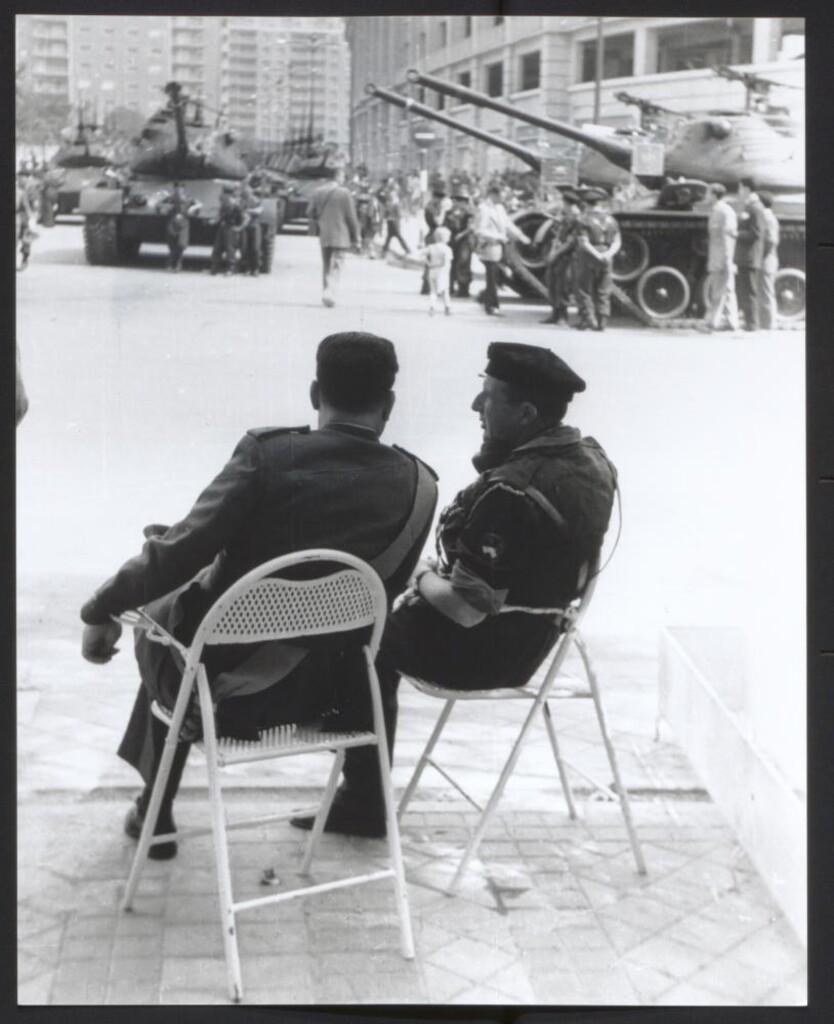 Miniatura de Oficiales conversando en un desfile militar
