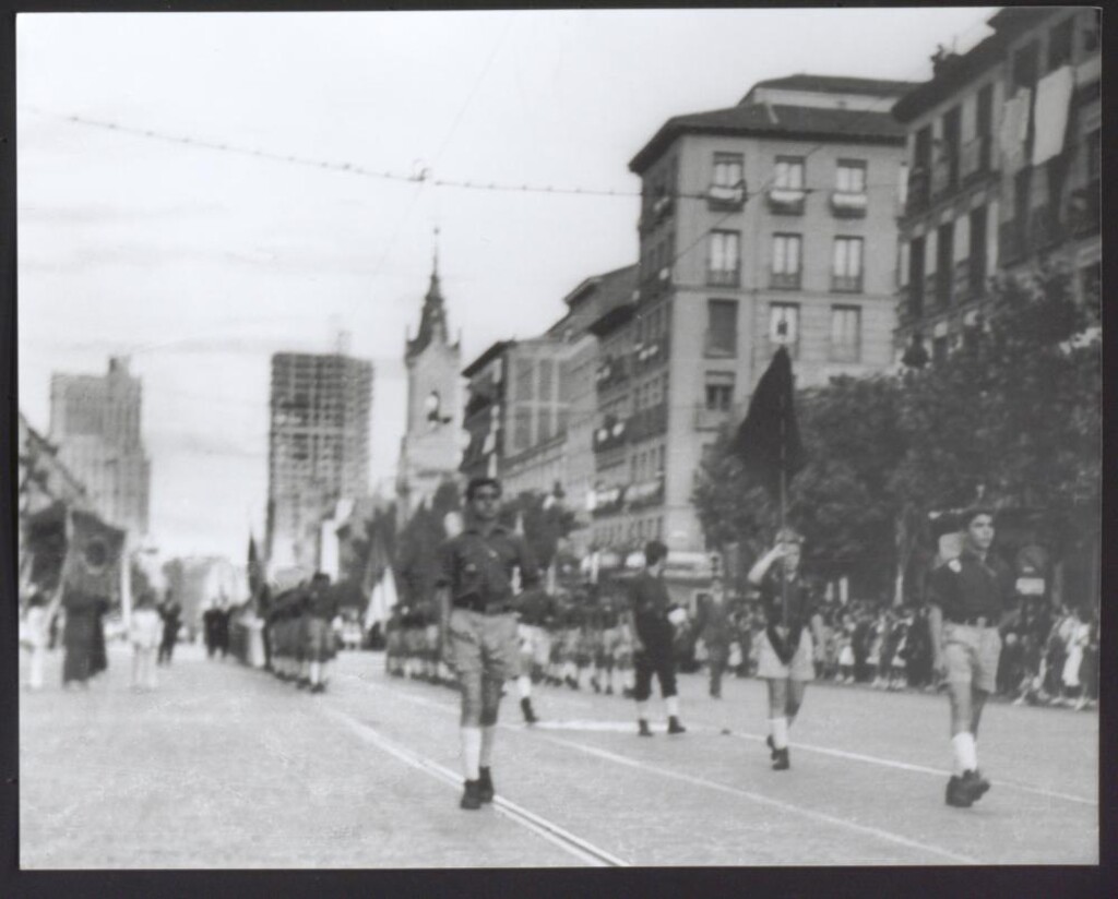 Miniatura de Desfile del Frente de Juventudes por la calle de la Princesa