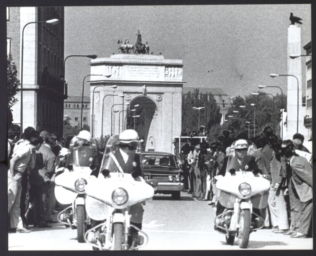 Miniatura de Desfile de los astronautas por Moncloa