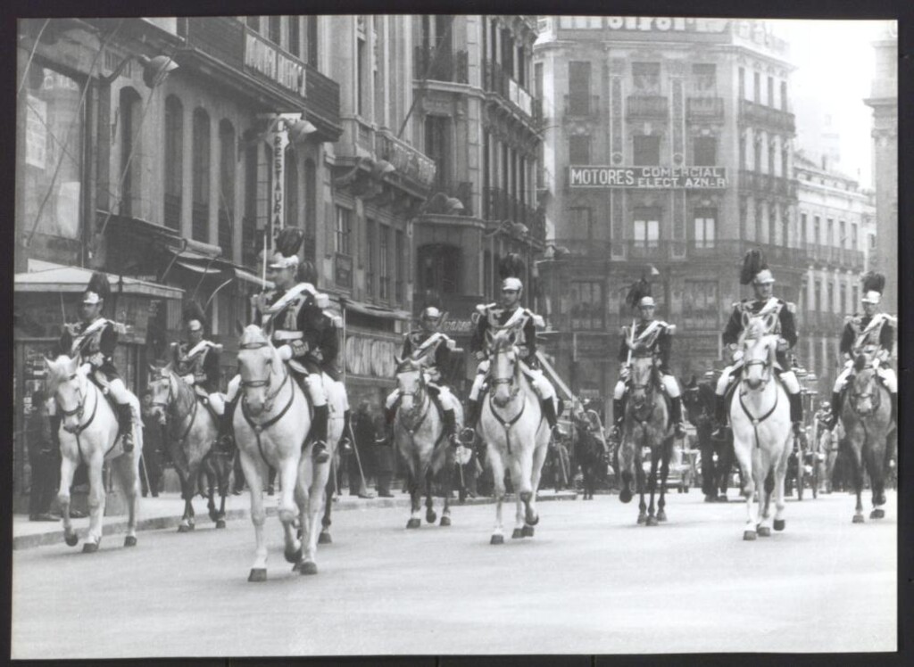 Miniatura de Escolta de la Policía Municipal a caballo