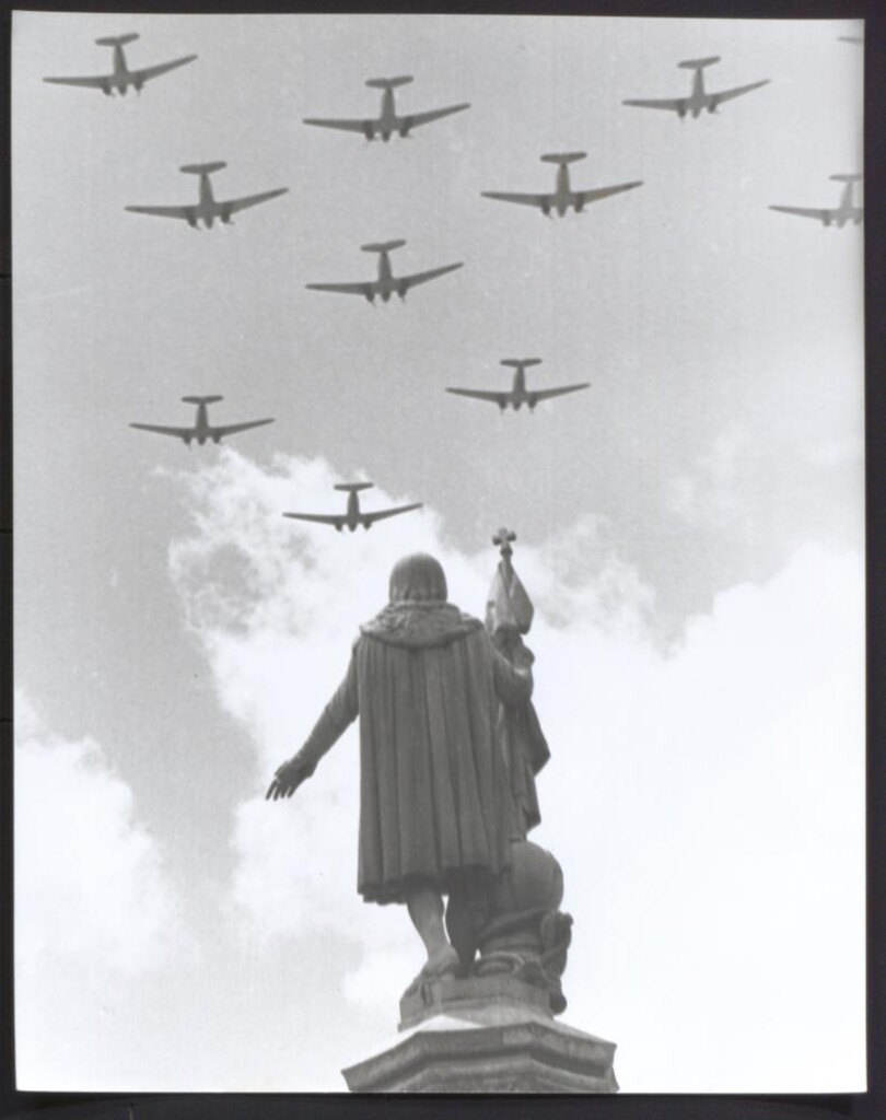 Miniatura de Aviones sobrevolando estatua de Colón