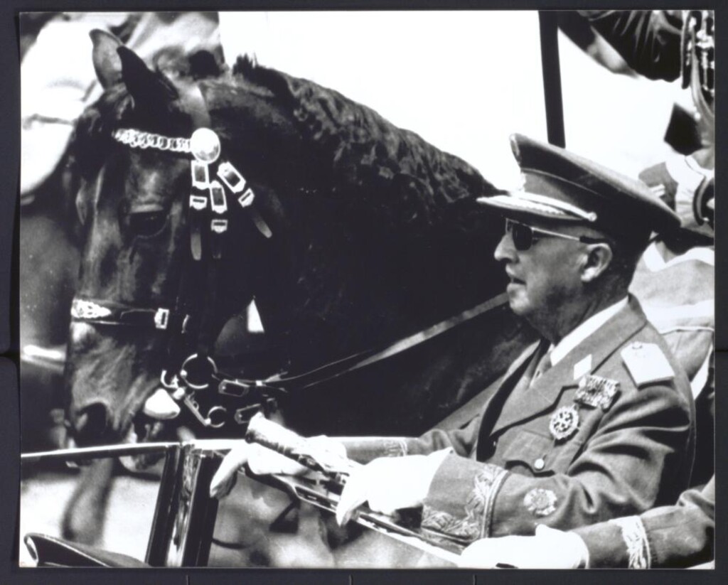 Miniatura de Francisco Franco en un desfile